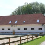Gyulavezér Lovasbirodalma Couette-café 3*